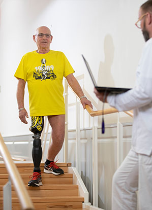 Patient testet Beinprothese in der Gehschule